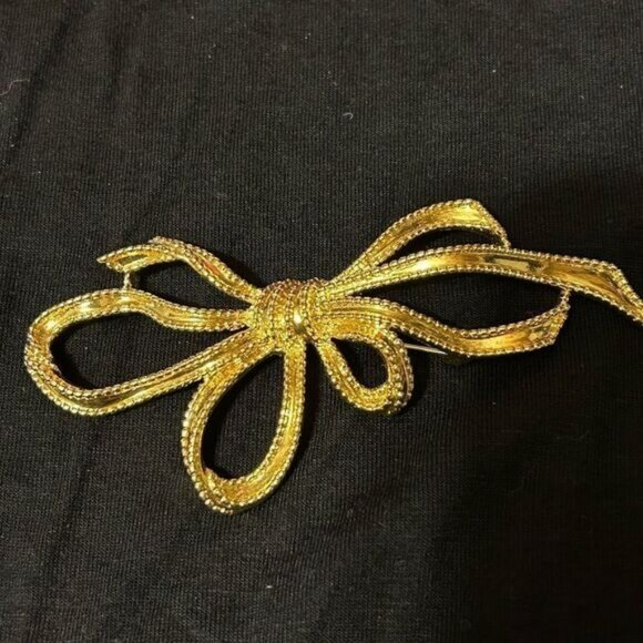 Vintage Trifari Gold-Tone Bow Brooch Pin Costume Jewelry Accessory - Picture 1 of 6